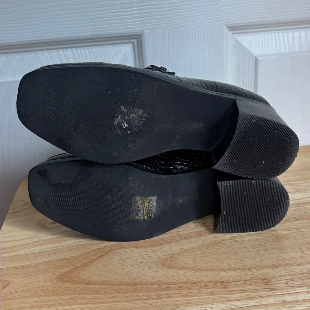 Urban Outfitters Black Croc Print Loafers with Heel and gold chain accent size 7 - Picture 8 of 11
